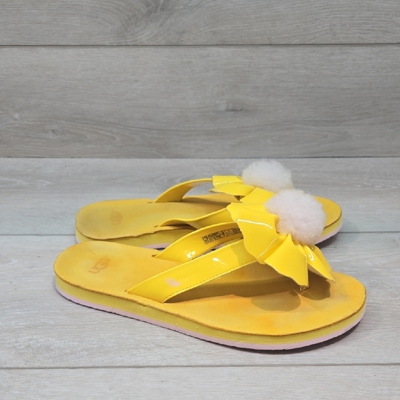 Ugg Australia Women Yellow Flip Flops with Bow and Pom Pom Sandals Shoe Sz 8 - Picture 1 of 11